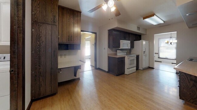 Building Photo - 933 High Meadow Dr