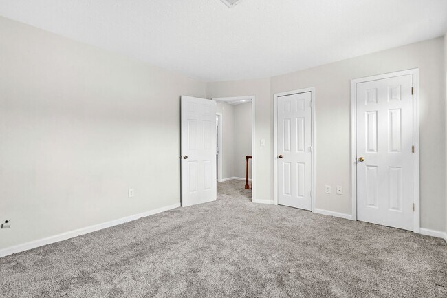 Building Photo - End unit of a Triplex within walking dista...