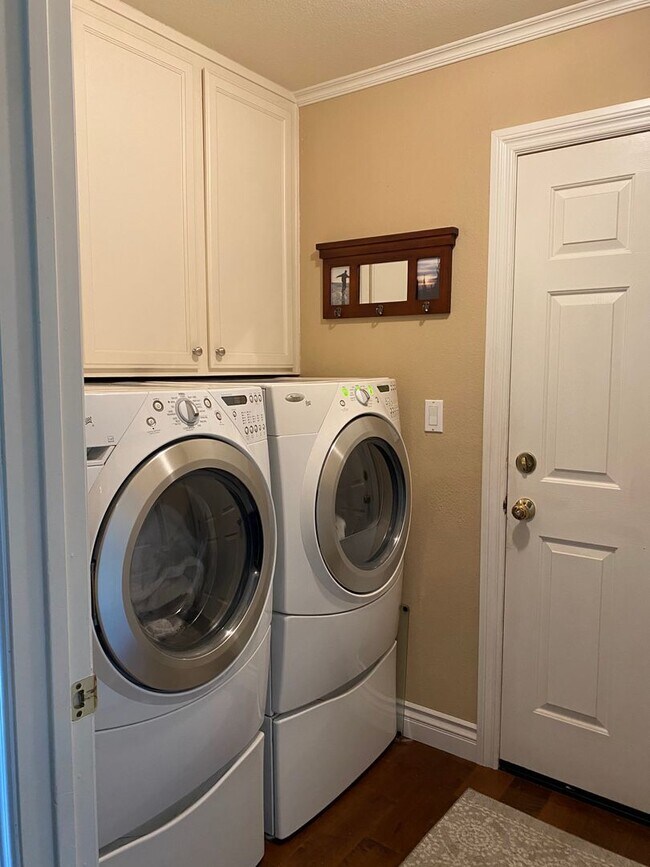 Building Photo - Private Courtyard Entry & Expansive Backyard Oasis