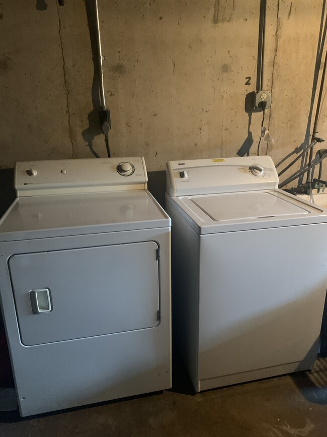 Washer and dryer available - 4071 Balwynne Park Rd