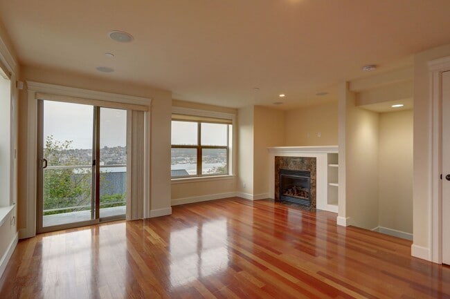 Building Photo - Grand 4 bedroom /2.5-bathroom Townhome w/ Sweeping Views of Lake Union & Cascades!