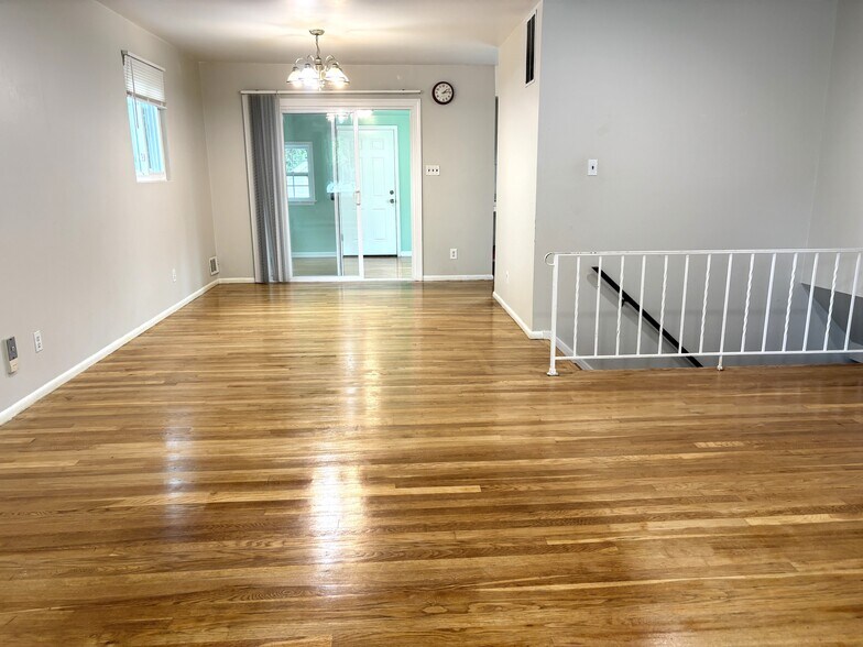 Building Photo - 218 Upton St