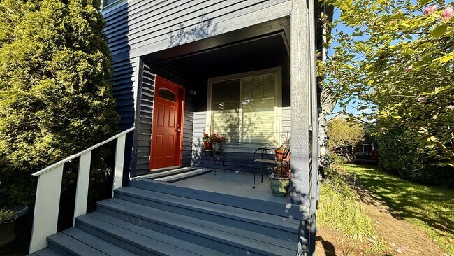 Building Photo - 322 24th Ave E