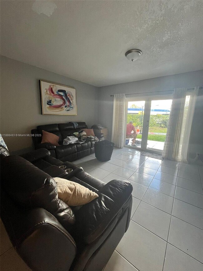 Building Photo - 13715 Kendale Lakes Cir