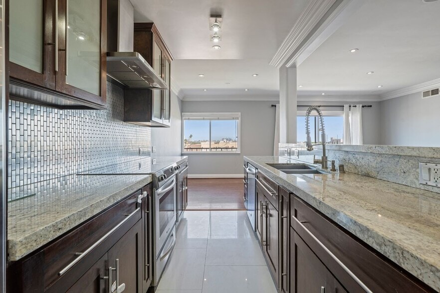 Building Photo - 1115 S Elm Dr