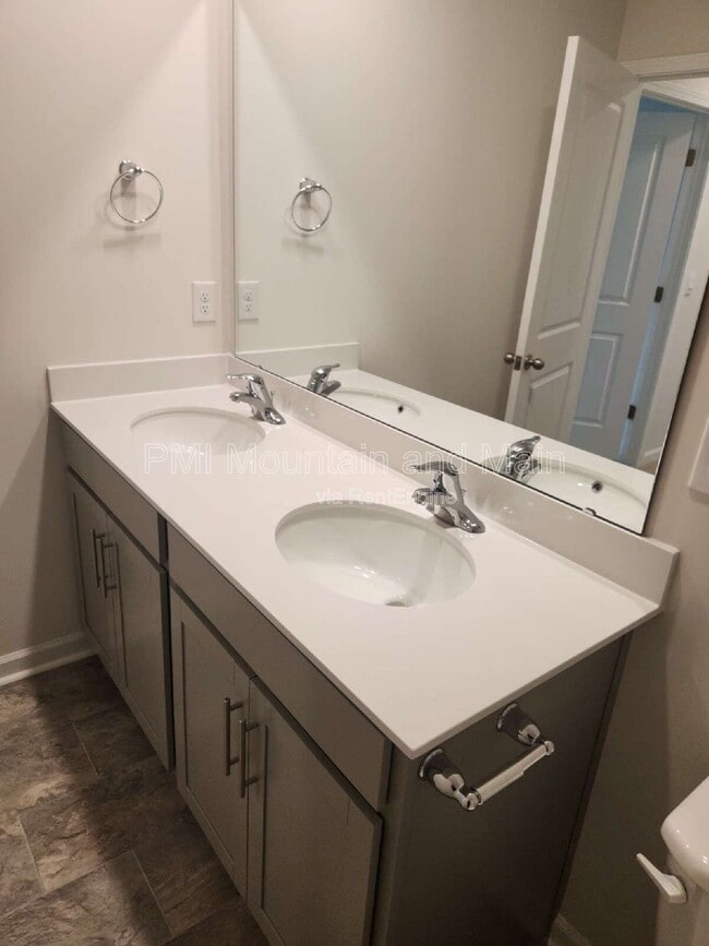 Building Photo - 92 Queen Vly Wy