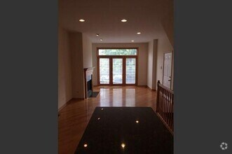 Building Photo - 2 bedroom in Chicago IL 60657