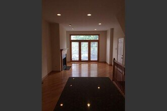 Building Photo - 2 bedroom in Chicago IL 60657