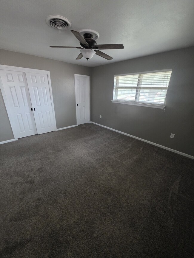 Building Photo - 3 bed 2 bath home with 2 car garage!