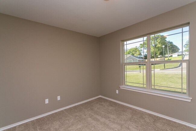 Building Photo - MOVE IN READY- Single Family Home- 3bedroo...