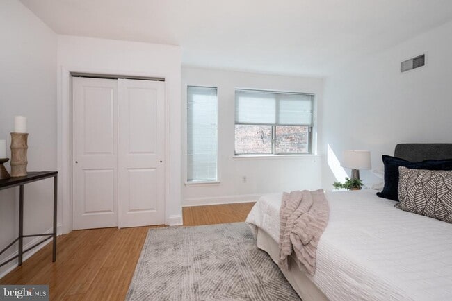 Building Photo - 2102 Berges St