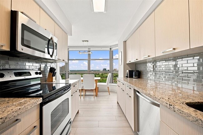Building Photo - 3500 Mystic Pointe Dr
