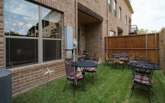 Building Photo - Upscale living in this fabulous Townhome!