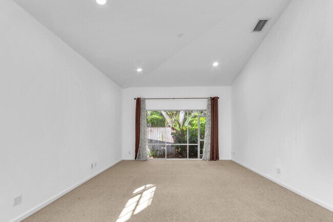 Building Photo - 479 Tequesta Dr