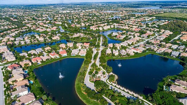 Building Photo - 10513 Versailles Blvd