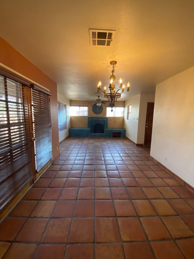 Building Photo - Beautiful 2 Story Town Home Located off of...