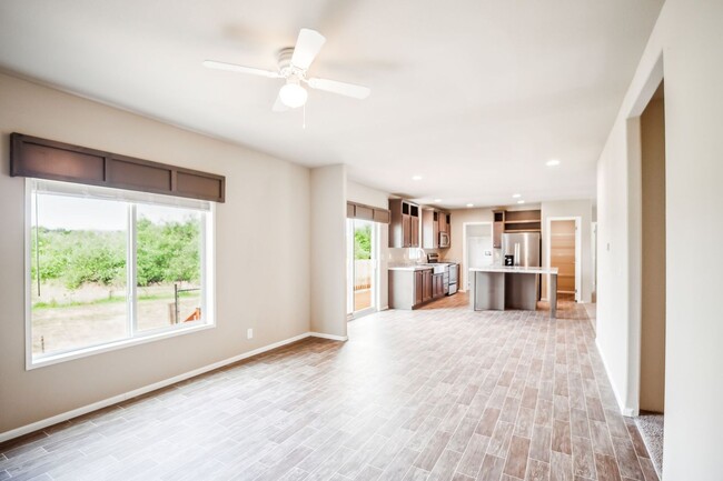 Building Photo - 1/2 off first month's rent and free Samsun...