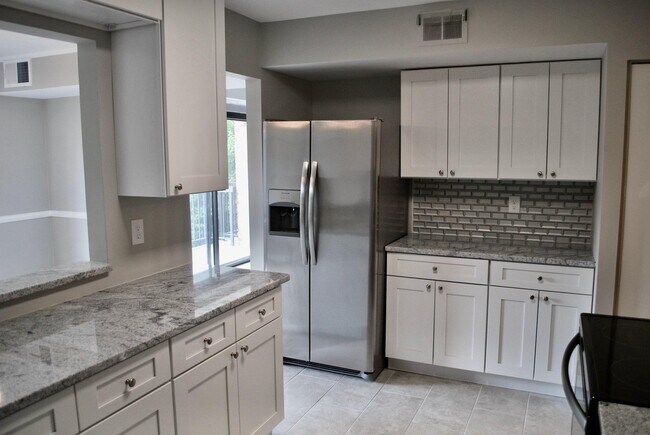 Building Photo - 9707 Kings Crown Ct