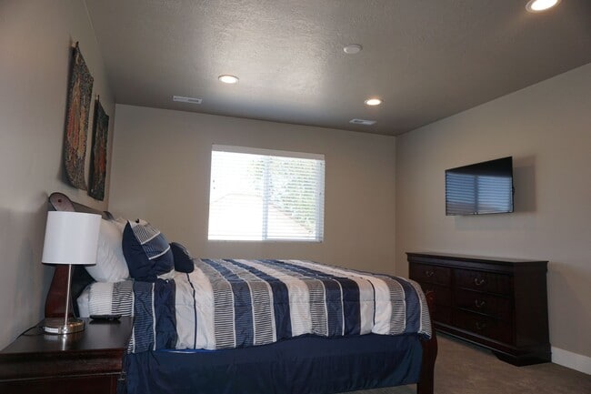 Building Photo - 3 Bedroom Midvale Neighborhood Home