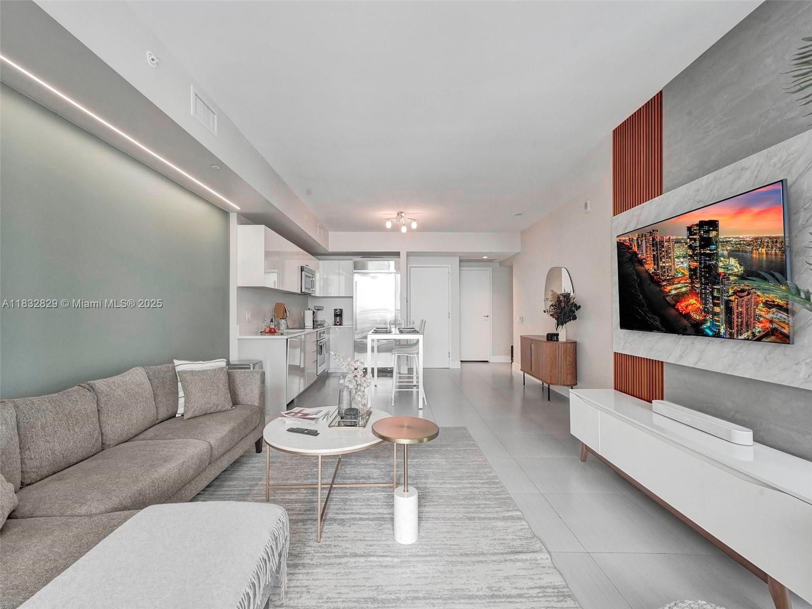 Building Photo - 1300 Brickell Bay Dr