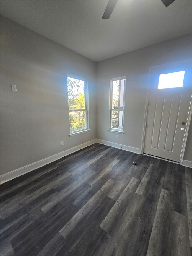 Building Photo - 2207 Des Chaumes St