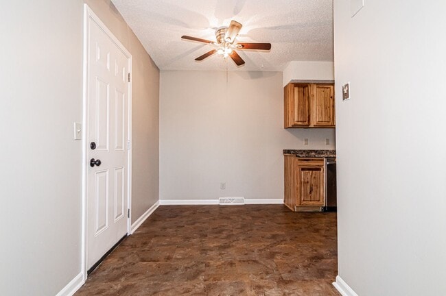 Building Photo - 1369 Parkside Dr