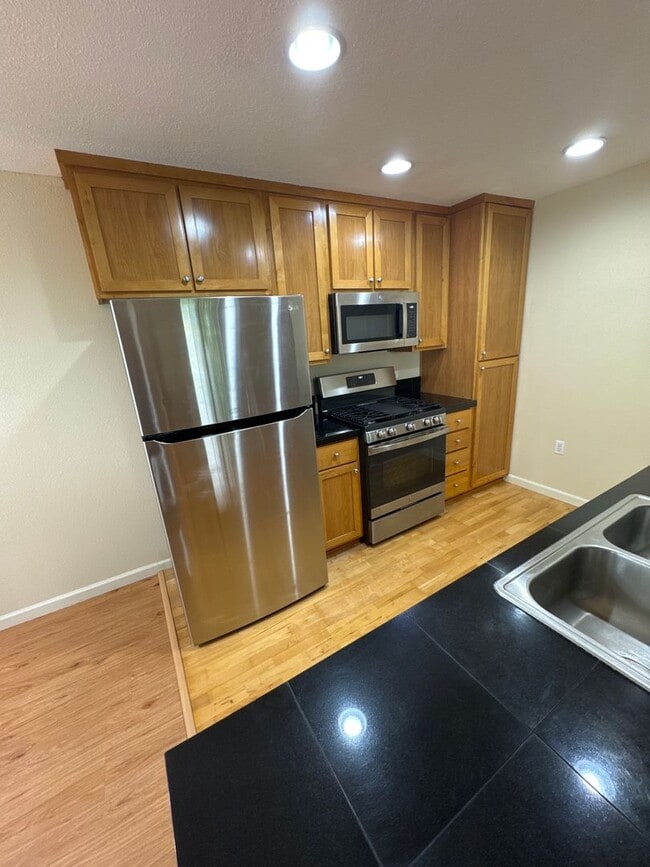 Building Photo - Beautiful 1 Bedroom 1 Bath Condo Located in Grand Oaks!