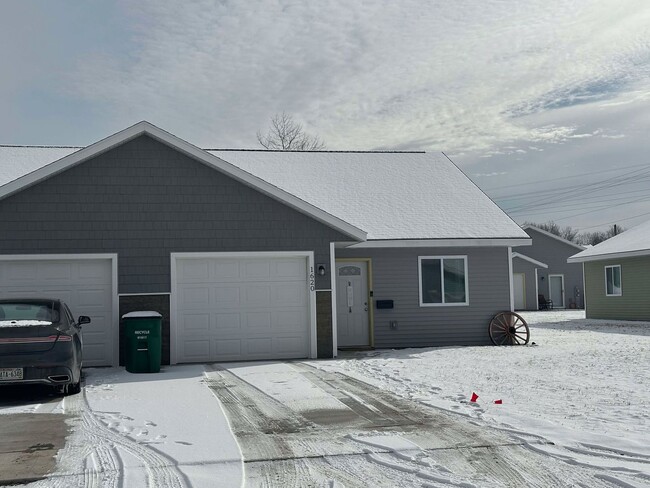 Building Photo - 2 Bedroom Duplex