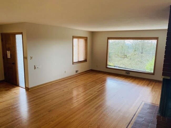 Building Photo - SW PDX Spacious Mid-Century Home Located i...