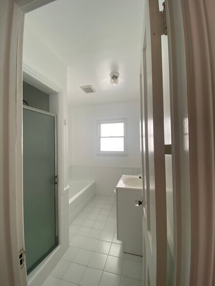 Building Photo - 1206 Beverly Green Dr