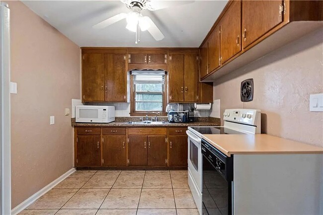 Building Photo - RENT SPECIAL - Beautiful 3 Bed 1.5 Bath Ho...