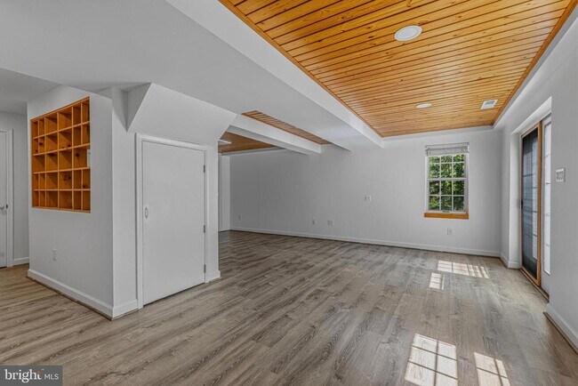 Building Photo - 1646 Stowe Rd