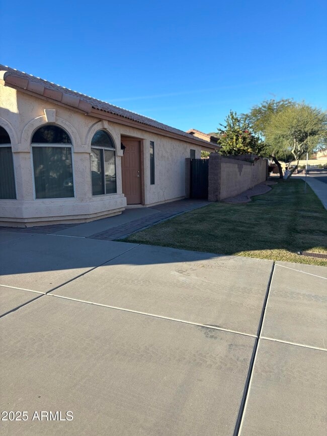 Building Photo - 2221 E Union Hills Dr