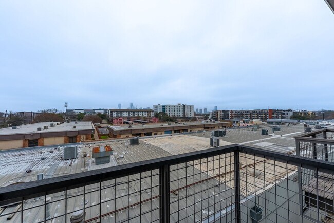 Building Photo - Beautiful South Lamar 2 bed 2 bath Condo!