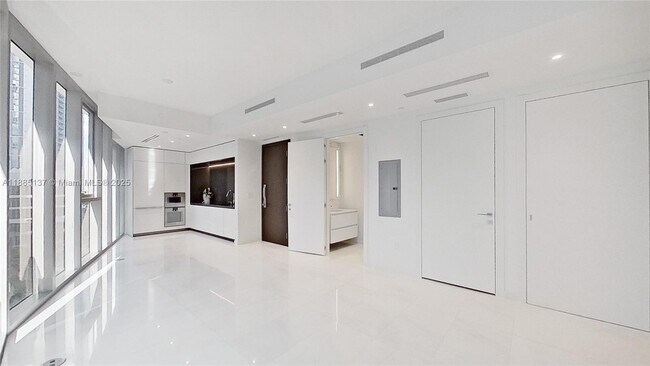 Primary Photo - 300 Biscayne Blvd Way