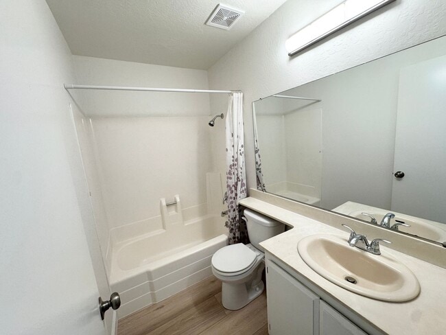 Building Photo - Great Shape Townhome in Pleasanton with shared driveway