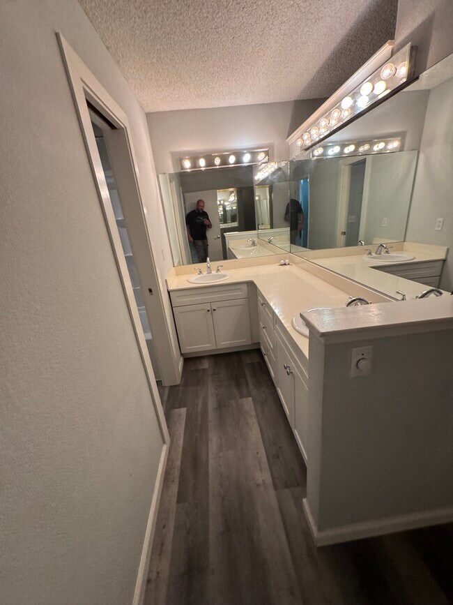 Building Photo - 166 Farm Ln