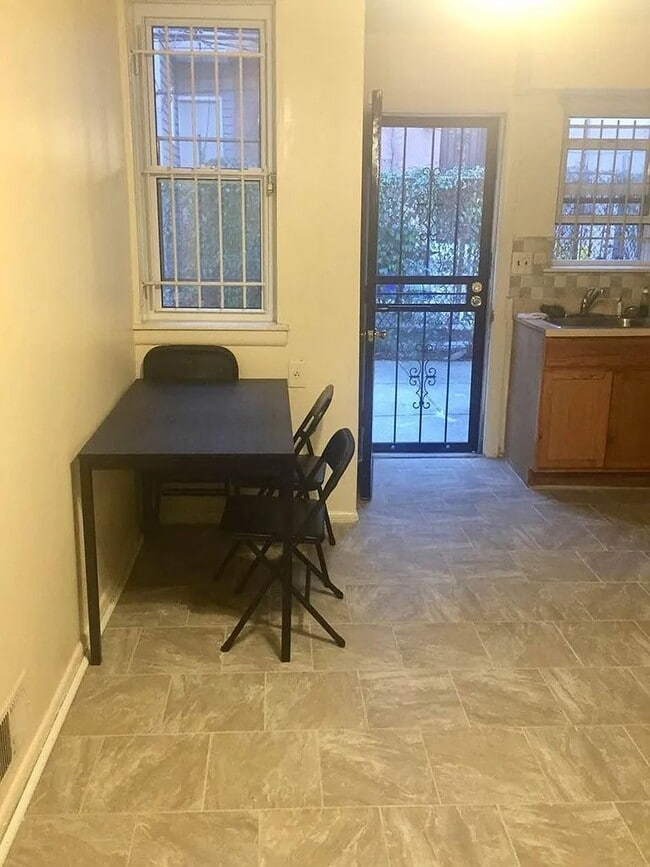 Building Photo - 4B2B house | Walking distance to Drexel Un...