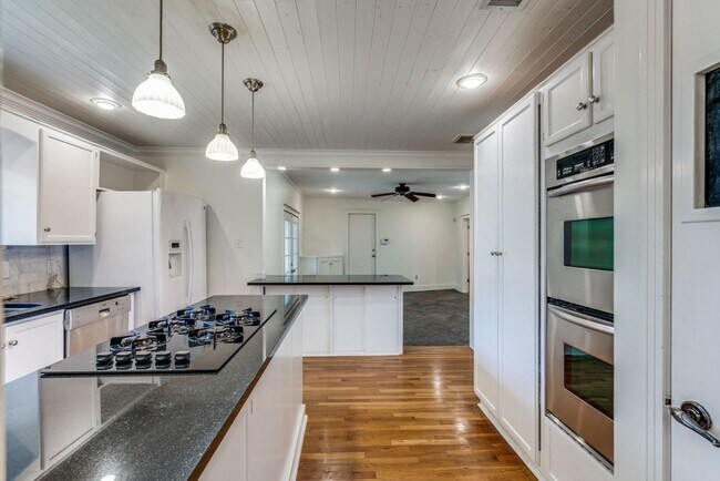 Building Photo - TERRELL HILLS 3-BEDROOM, SINGLE STORY