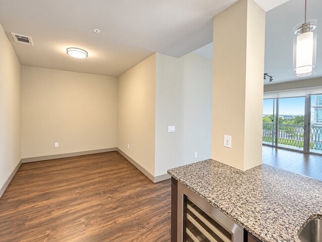 Building Photo - 10401 Town & Country Way