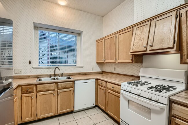Building Photo - Beautiful 3/2 on Greenbelt (Inquire for Av...