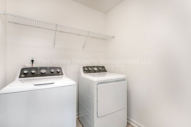 Building Photo - 2034 Highland Park Dr