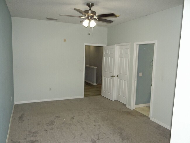 Building Photo - 2 bed/2.5 bath townhouse - 50% off 1st mon...