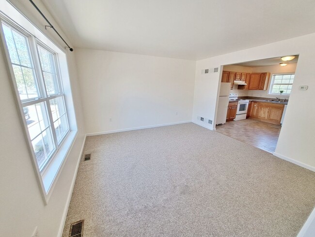 Building Photo - 2 Bed / 1-1/2 Bath Townhome