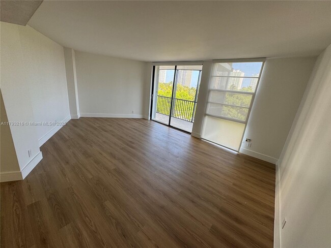 Building Photo - 3475 N Country Club Dr