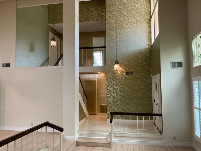 Building Photo - Charming 4 Bedroom 2 Bath 2 Story Home in the City of Fullerton