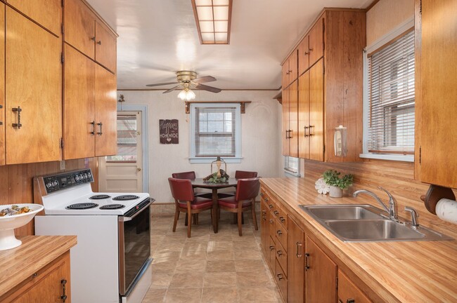 Building Photo - 3 BEDROOMS, 1.5 BATH HOME, CLOSE TO HOSPITAL AND DOWNTOWN!