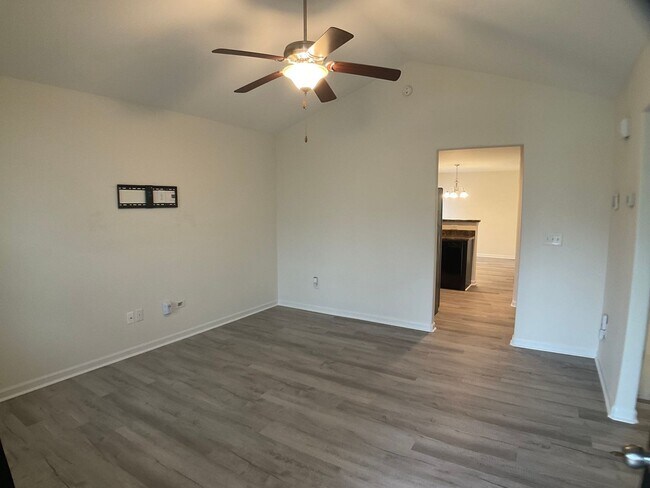 Building Photo - Almost Brand New 3 bed, 2 Bath with 1 Car ...