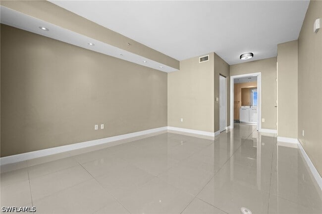 Building Photo - 3000 Oasis Grand Blvd