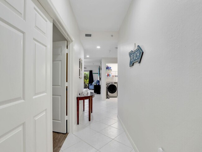 Building Photo - Seasonal 3-Bed Condo Rental in the Heart of Naples – AVAIL DEC/JAN, APRIL-FORWARD